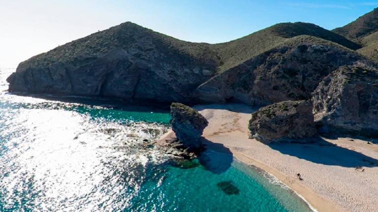 Retiran los medios en la búsqueda del joven desaparecido en una playa de Almería