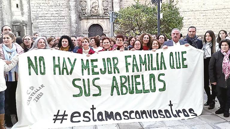 Los “abuelos coraje” y sus tres nietos, reunidos por Navidad