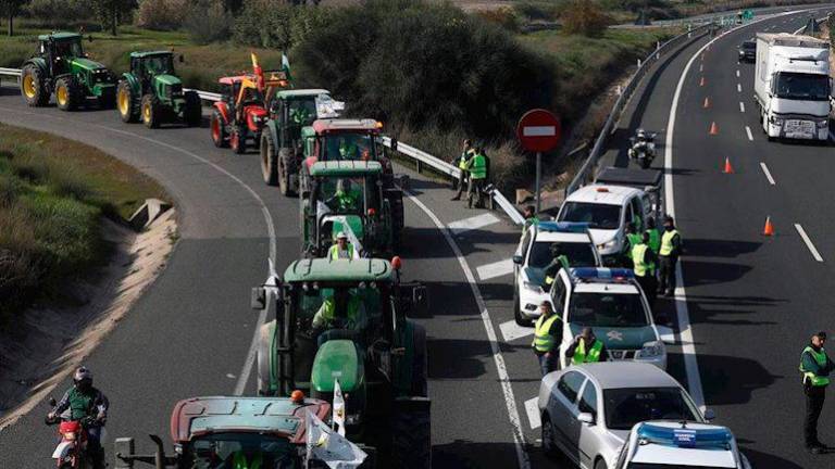 Cinco mil tractores y 16.000 agricultores cortan las entradas a Sevilla