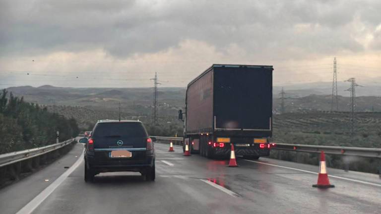 Camión averiado en la A-316.