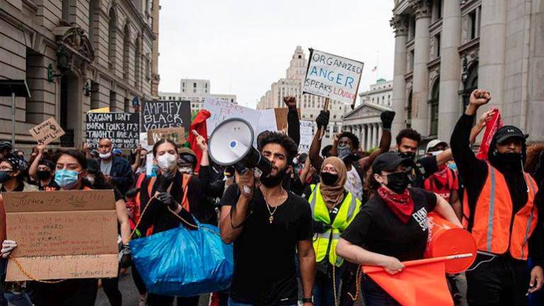 Manifestantes desafían los toques de queda y vuelven a las protestas