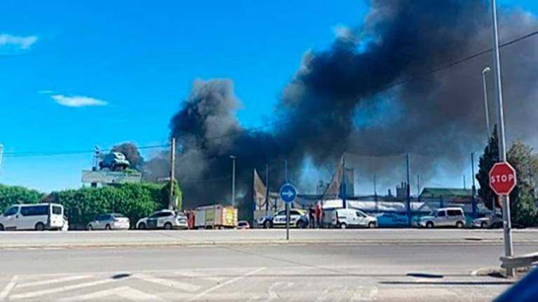 Medio centenar de vehículos afectados por un incendio en un desguace de Bailén