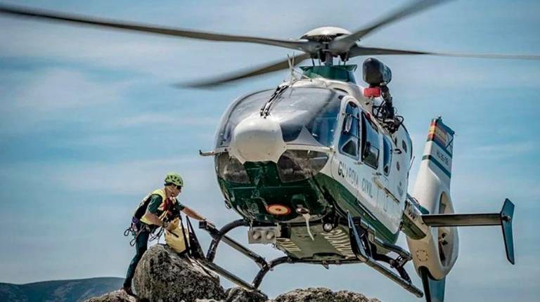 <i>Helicóptero que acudió a la zona donde una escaladora cayó a una altura de 200 metros. / 112 Andalucía.</i>