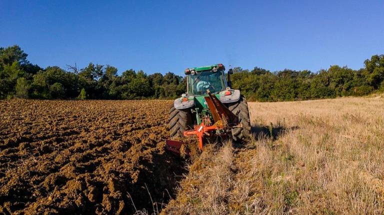 <i>Tractor arando en el campo. / Europa Press. </i>