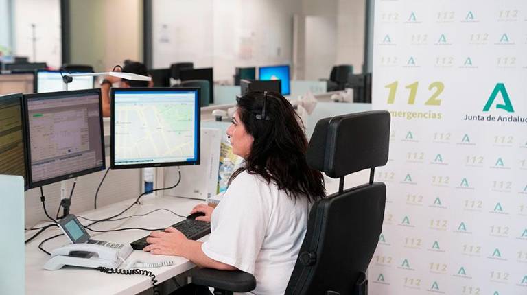 <i>Una operadora en la sala regional de 112 Andalucía. / Junta de Andalucía. </i>