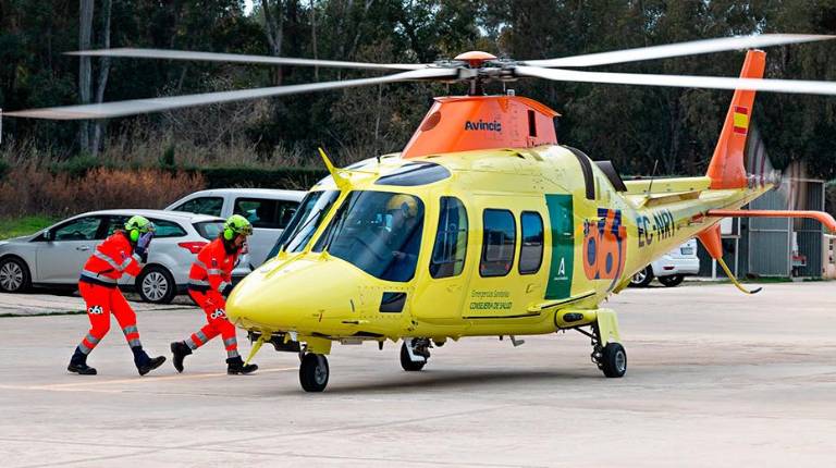 <i>Dos efectivos se suben a un helicóptero del 061.</i>
