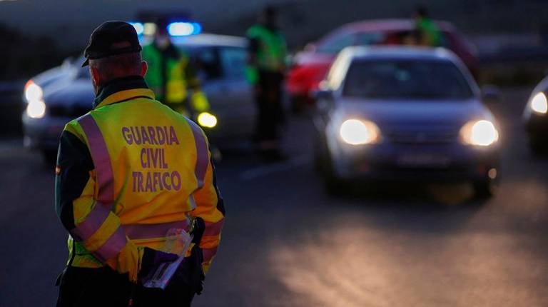 <i>Un agente durante un control de la Guardia Civil un día antes de la Operación de Nochevieja, en la carretera A-1, a 30 de diciembre de 2021, en Madrid. / Eurpa Press. </i>