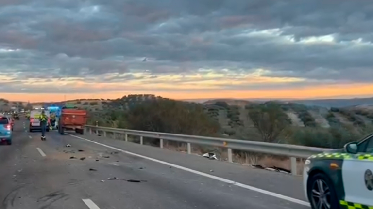 Accidente en la A-316 tras chocar un camión contra un tractor