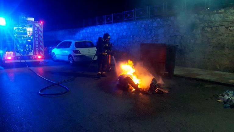 Atrapado tras volcar su coche