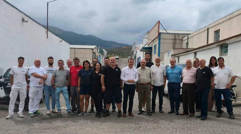 <i>El alcalde de Jaén, Julio Millán, y el concejal del área Económica, Francisco Lechuga en una foto de familia con los empresarios del Pilar de la Dehesa. / Ayuntamiento de Jaén. </i>