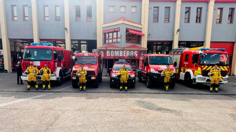 <i>Vehículos retenes forestales bomberos de Jaén. / Ayuntamiento de Jaén.</i>