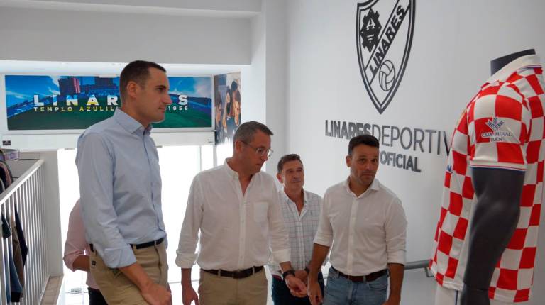 <i>El presidente de la Diputación visita al Linares Deportivo. / Diputación de Jaén. </i>