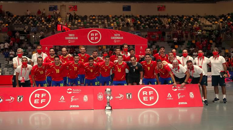 <span class=mln_uppercase_mln>campeón.</span><i> La plantilla de la selección española de fútbol sala posa con la copa tras ganar el Torneo Andalucía, Región Europea del Deporte.</i>