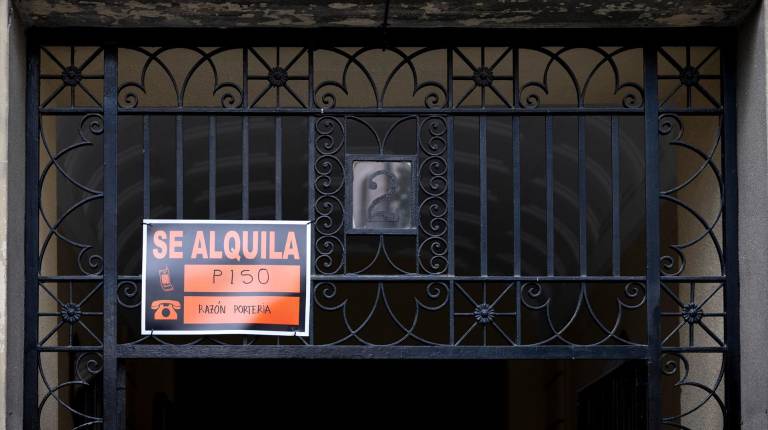 <i>Un cartel de “Se alquila” en un edificio en una imagen de archivo. / Europa Press.</i>