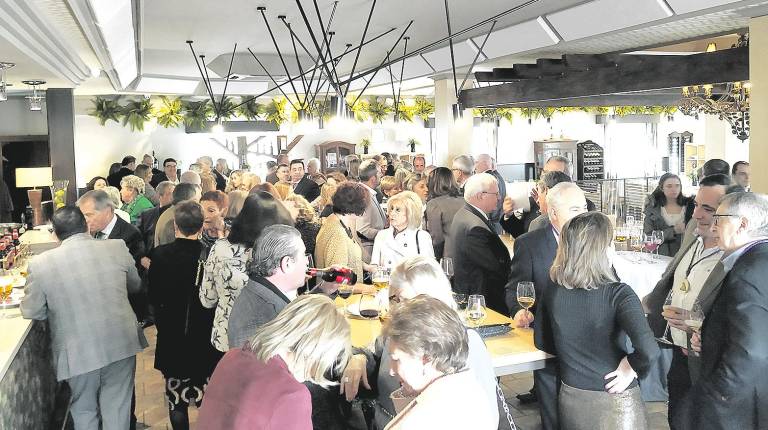 CELEBRACIÓN. <i> Los miembros de la Cofradía Gastronómica de la Buena Mesa desfrutan de la copa de bienbenida en el restaurante.</i>