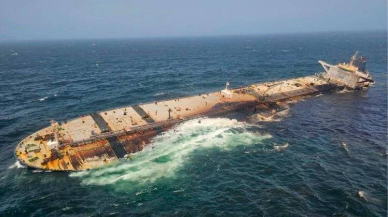 <i>Un petrolero de la “flota fantasma” de Rusia encallado frente a las costas de Omán. / Europa Press.</i>