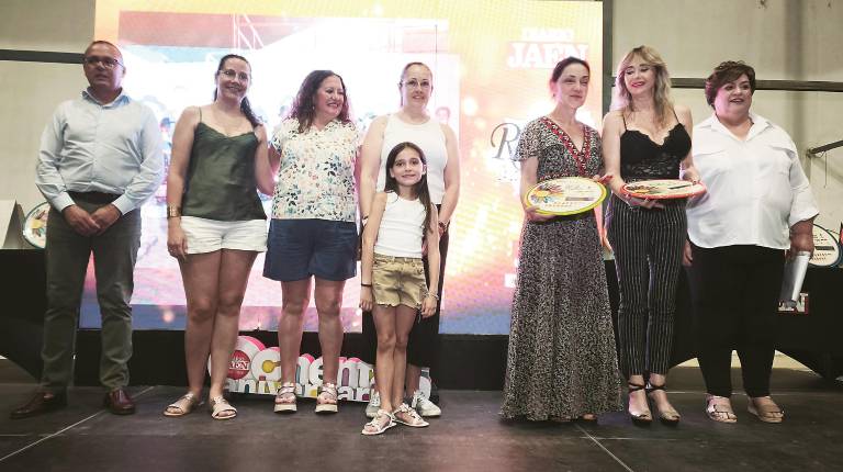 <i>Reconocimiento a las dos asociaciones de danza de Sabiote. / Agustín Muñoz / Diario JAÉN.</i>