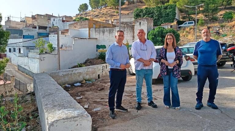 <i>Javier Padorno y África Colomo, junto al presidente de la asociación de vecinos, Juan Torres, y miembros de su junta directiva. / Ayuntamiento de Jaén.</i>