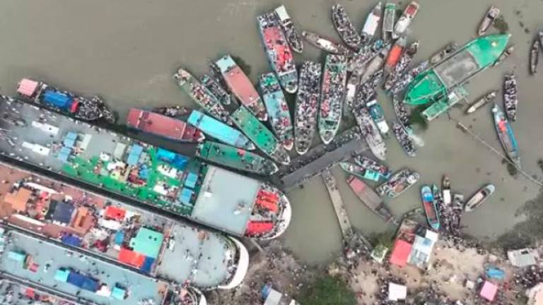 Un dron capta el colapso de viajeros en Bangladesh