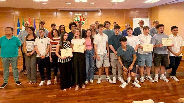 <i>Entrega de los galardones de las Olimpiadas de Biología, Economía, Física, Geología, Matemáticas y Química. / UJA.</i>