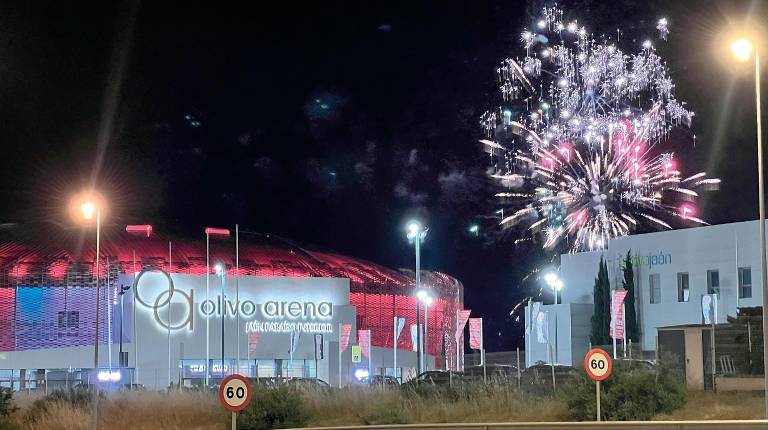 <i><b>85 ANIVERSARIO.</b></i><i> Broche con fuegos artificiales en honor a los galardonados. / Jason Moyano / Diario JAÉN.</i>