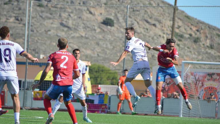 Connor salta para despejar un balón en un partido de la primera vuelta, que acabó con empate a uno en el Estadio Ángel Celdrán. / Miranda López / real Jaén.