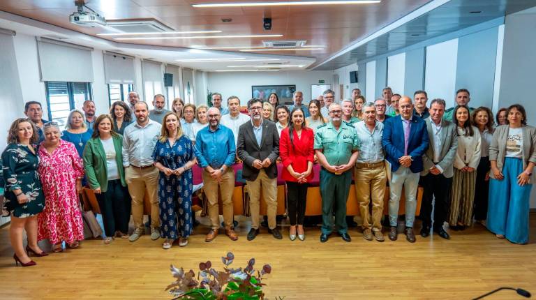 <i>Primera sesión de trabajo presidida por la delegada territorial de Sanidad, Lucía Mónica Pérez Nava, y representantes de los distintos ámbitos. / Junta de Andalucía.</i>