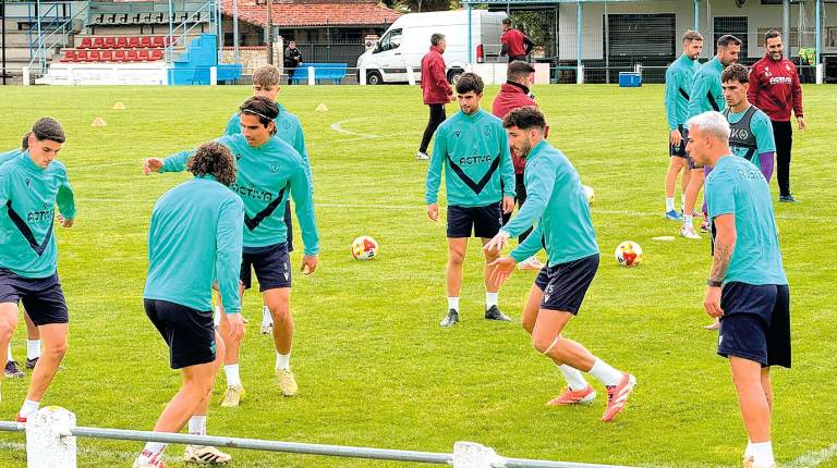 <i>La plantilla del Real Jaén se ejercita en las instalaciones del CD Mirandés antes del partido de hoy ante el Deportivo Alavés B. / Real Jaén.</i>