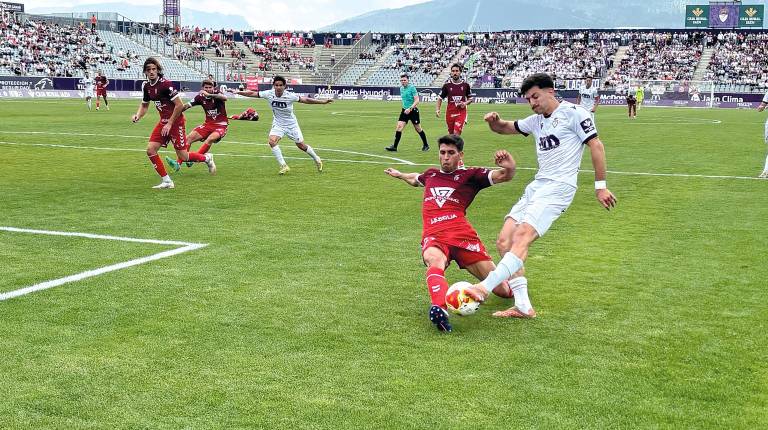 <i>David Serrano trata de centrar un balón en el partido del Real Jaén contra el Atlético Antoniano del pasado domingo. / A. Gómez. / Diario JAÉN.</i>