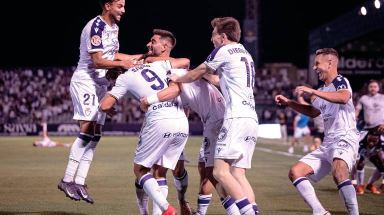 <i>Imagen de la celebración de los jugadores del Real Jaén tras el gol de la victoria de Nacho Castillo en el partido contra el Ibiza. / Miranda López / Real Jaén</i>
