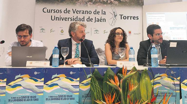 CONFERENCIA. <i> En la mesa, Manuel Vergara, Juan Espejo, Valeska Davis y Eduardo Ranz.</i>