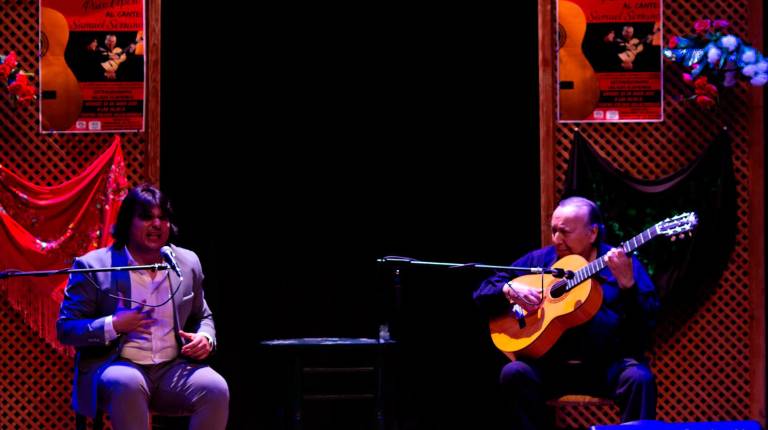 <i>Paco Cepero interpretando un tema encima de las tablas del Teatro Coliseo con Samuel Serrano. </i>