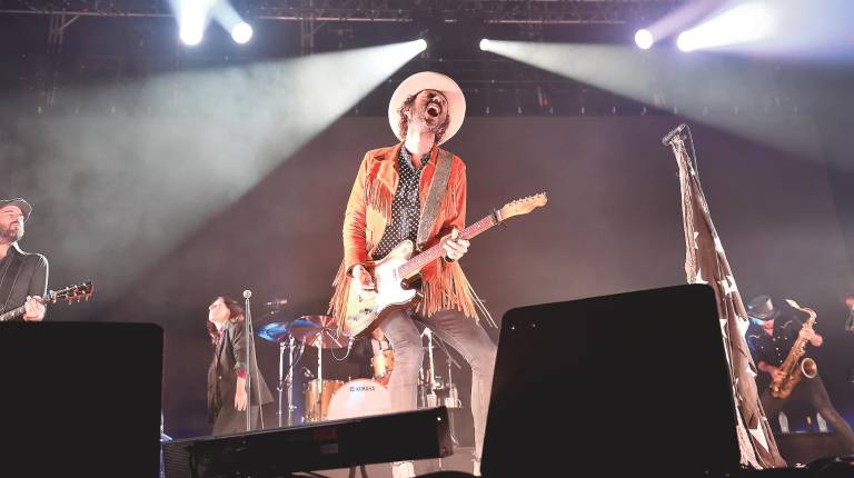 <i>Leiva canta una de sus canciones del “Tour Nuclear”, durante el concierto en el Auditorio de la Alameda.</i>