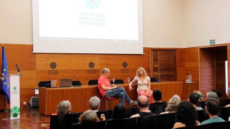 <i>César Oliva y Lidia Otón, en la Escuela de Teatro 2026. / UNIA. </i>