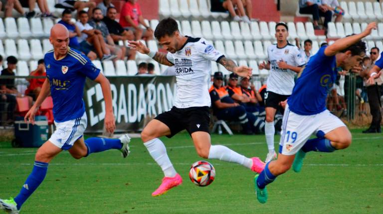 <i>Rentero y Ortuño intentan quitarle el balón a un atacante del Mérida. / Twitter AD Mérida.-</i>