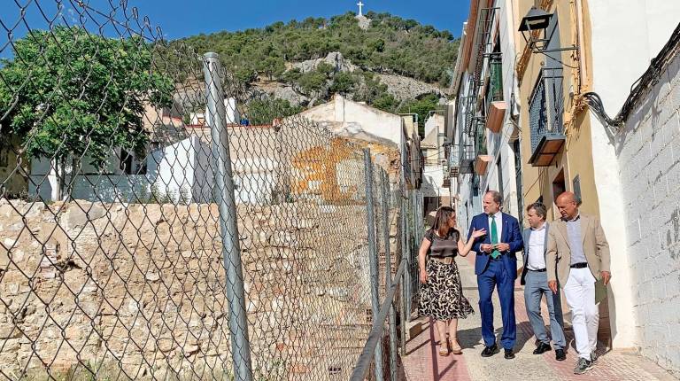 <i>El rector de la UJA y el alcalde de Jaén, en una visita al solar de la plaza de Santiago en mayo de 2025. / UJA.</i>