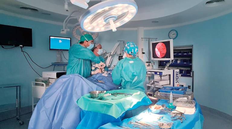 <i>Intervención con la nueva técnica en el Hospital Universitario de Jaén. / Junta de Andalucía.</i>
