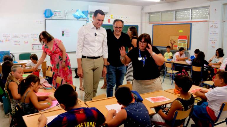 <i>Visita del presidente de la Diputación de Jaén, Juan Latorre, a la escuela de verano de Torredelcampo. / Diputación de Jaén. </i>