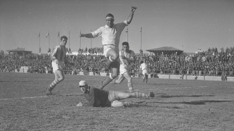 <i>Ángel Arregui anota uno de los tres tantos que logró ante el Atlético Baleares. / Fotografías: Archivo Histórico de Diario JAÉN.</i>