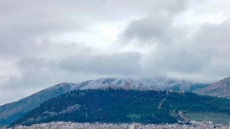 La nieve llega a Jaén y tiñe de blanco Jabalcuz