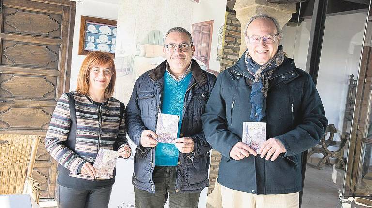 COFRADÍAS.<i>Antonia Olivares, Felipe Torres y Alfonso Miranda, en la presentación del libro de horarios. </i>