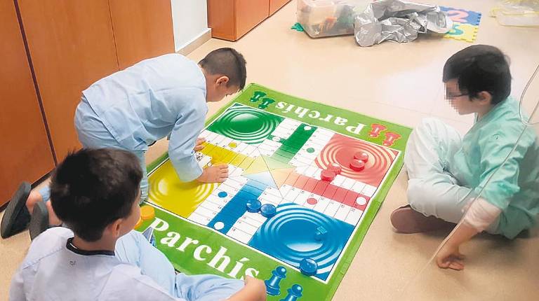 RECREATIVOS. <i> Niños ingresados en el Alto Guadalquivir se divierten con juegos en las aulas de enseñanza.</i>