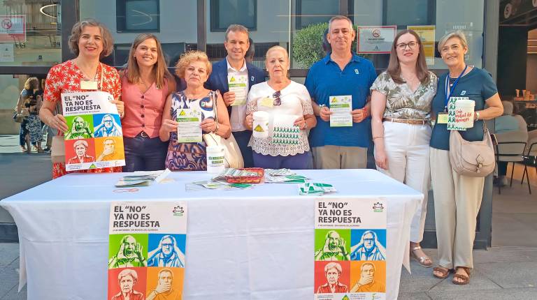 <i>Julio Millán y Javier Padorno en el stand organizado por la Asociación de Familiares de Enfermos de Alzheimer “La Estrella” de Jaén. / Ayuntamiento de Jaén. </i>