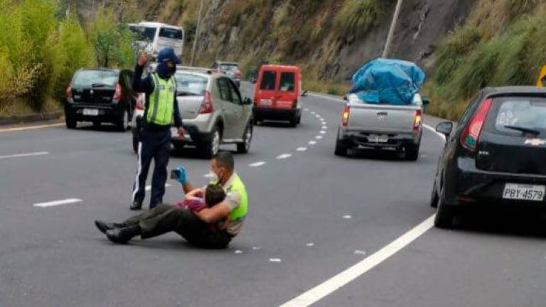 Las imágenes de un policía de Ecuador calmando a un niño tras un brutal accidente en carretera se hacen virales
