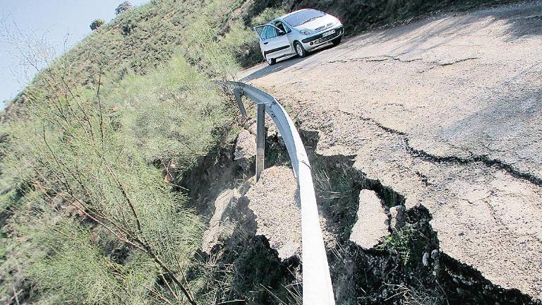 Veinte años de “desidia” en la antigua carretera de Priego