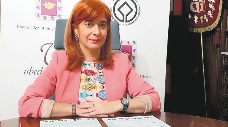 AYUDAS<i>. Antonia Olivares, en su despacho, desgrana el Plan local de Reactivación Socioeconómica.</i>