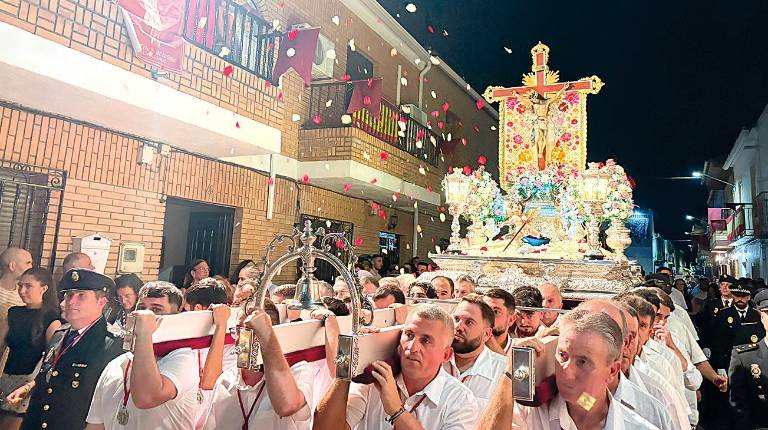 <i>Petalada al Cristo de la Salud durante el recorrido a su ermita. / Juanfran Paredes / Diario JAÉN.</i>