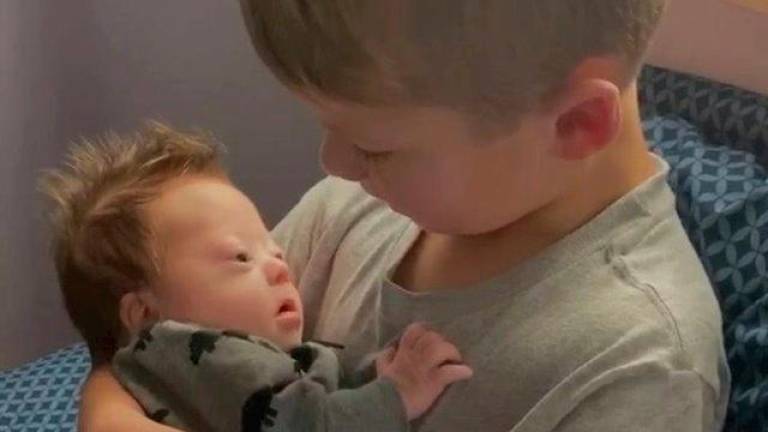 “El amor no cuenta cromosomas”: Un niño de seis años le canta a su hermano recién nacido con Síndrome de Down