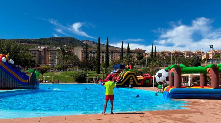 <i>Imágenes de la piscina de Las Fuentezuelas. / Ayuntamiento de Jaén.</i>