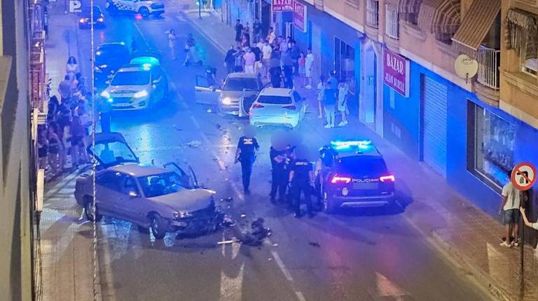 <i>Policía, servicios sanitarios, implicados y curiosos en la céntrica calle Julio Burell de Linares.</i>